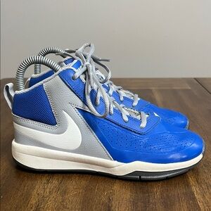 Nike Team Hustle D7 Youth Boys Size 2Y Blue Grey Basketball Shoes